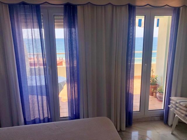 Gatu Premium Villa Isabel Terraza,Parking,1ºlinea Playa,Wifi,Vista Al Mar , Preferente Mayores De 25 Anos Y Familias 加的斯 外观 照片